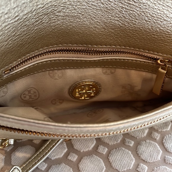 Tory Burch light gold logo clutch - Picture 6 of 9